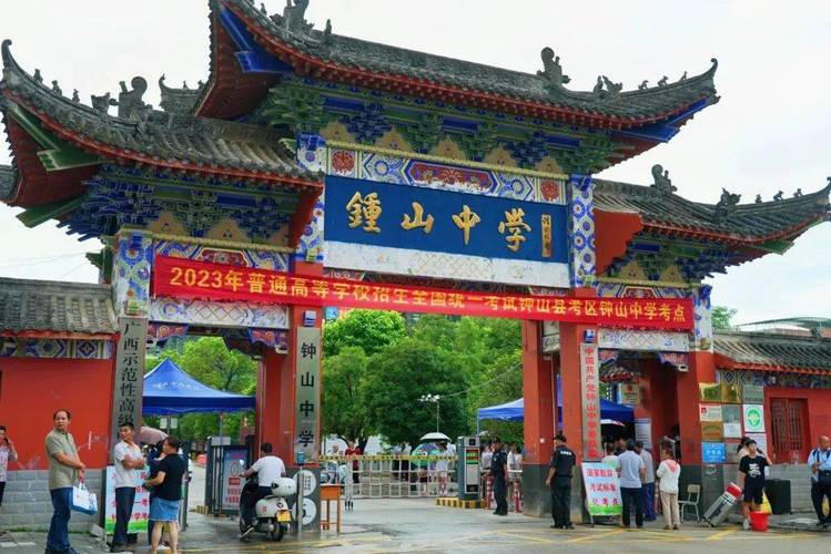 包含广西钟山县职业技术学校的词条