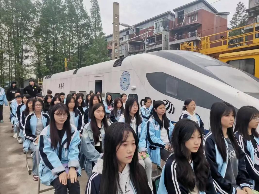 成都的乘务职业技术学校，成都乘务员工资待遇怎么样